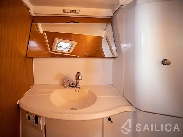 Sun Odyssey 42i - Yacht Charter Sailica