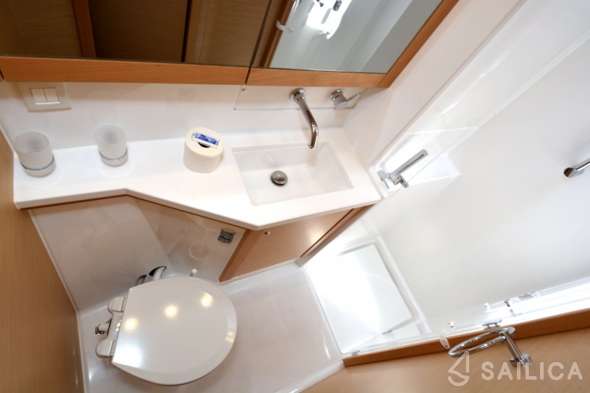 Lagoon 450 F - 4 + 2 cab. - Yacht Charter Sailica