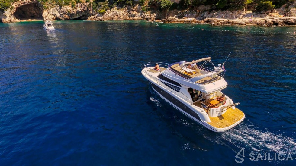 Prestige 440 - Yacht Charter Sailica