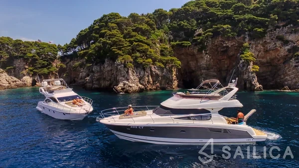 Prestige 440 - Yacht Charter Sailica