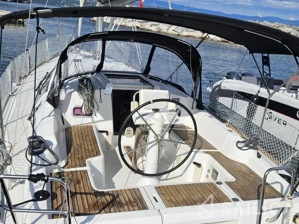 Oceanis 34 - Yacht Charter Sailica