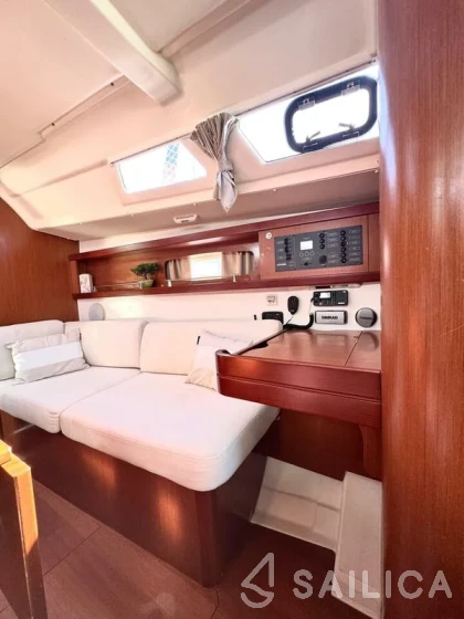 Oceanis 34 - Yacht Charter Sailica
