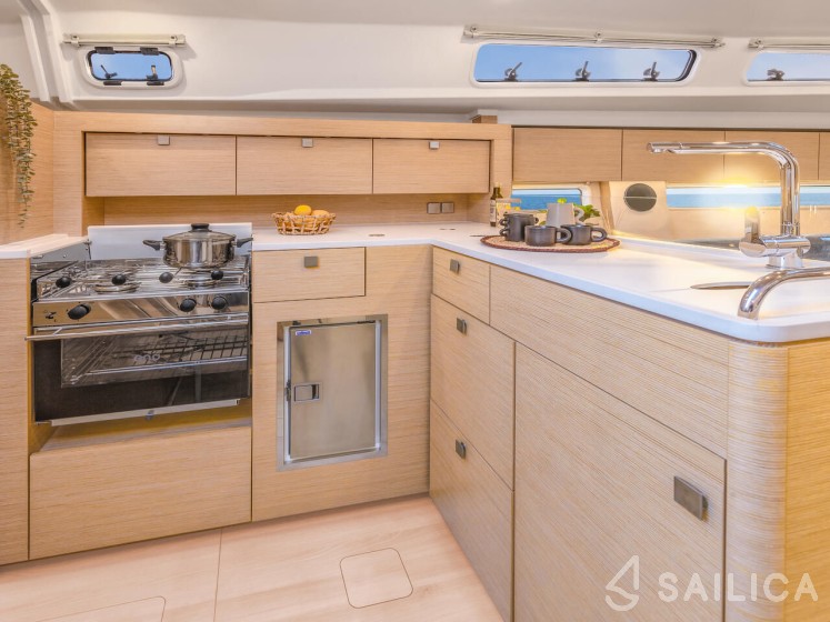 Hanse 410 - Yacht Charter Sailica