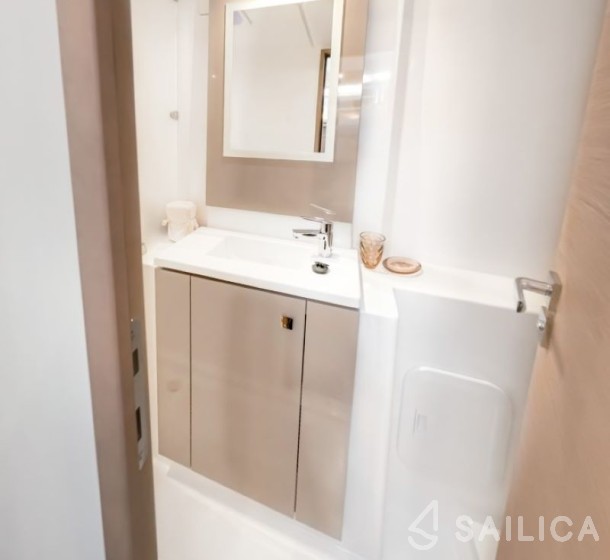 Isla 40 - Yacht Charter Sailica