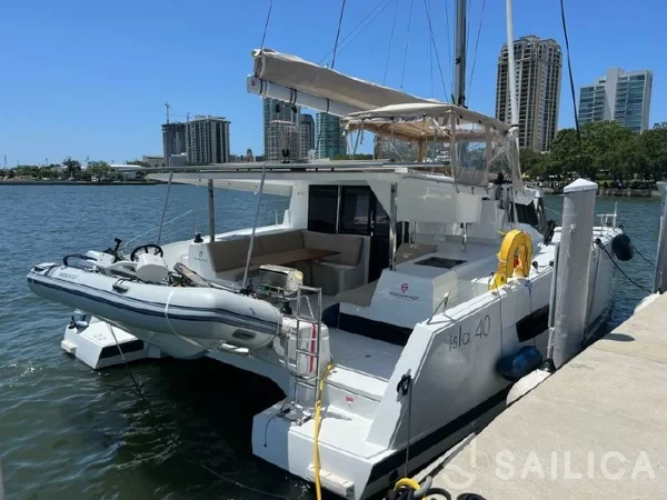Isla 40 - Yacht Charter Sailica