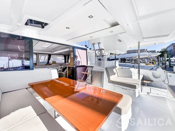 Astréa 42 - Yacht Charter Sailica
