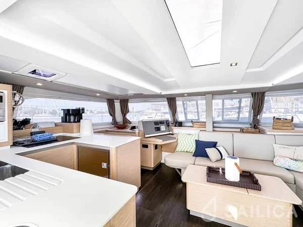 Astréa 42 - Yacht Charter Sailica
