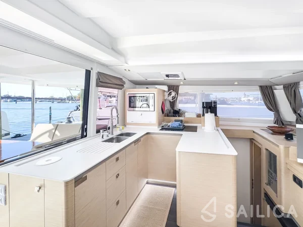Astréa 42 - Yacht Charter Sailica