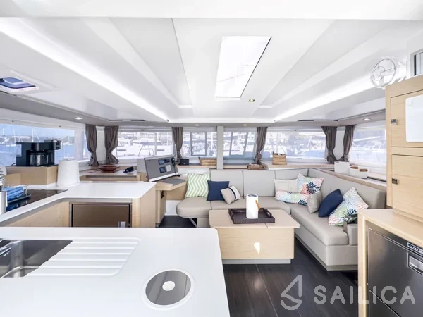 Astréa 42 - Yacht Charter Sailica