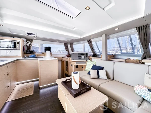 Astréa 42 - Yacht Charter Sailica