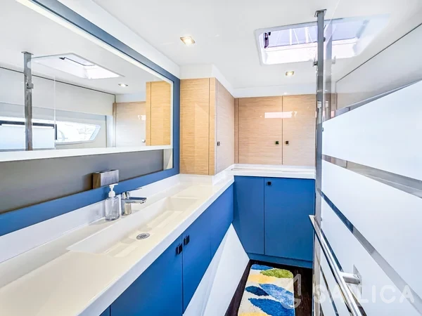 Astréa 42 - Yacht Charter Sailica