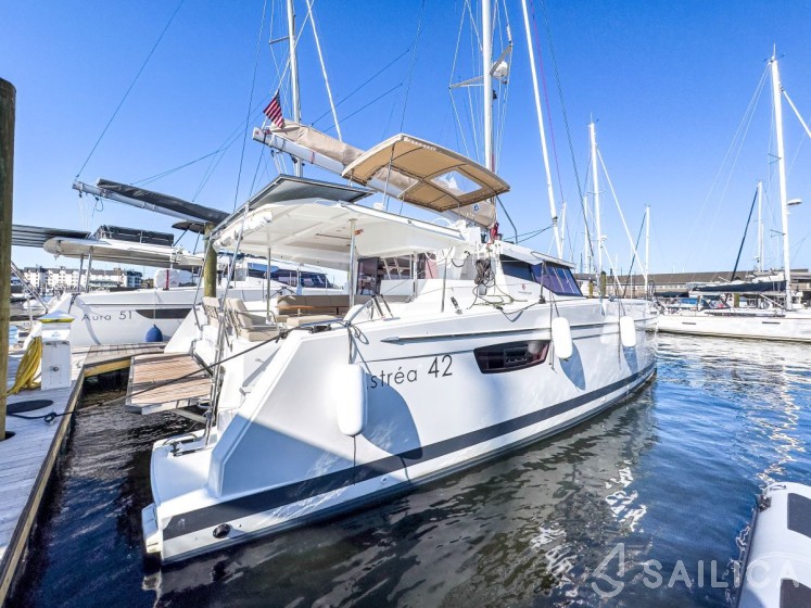 Astréa 42 - Yacht Charter Sailica