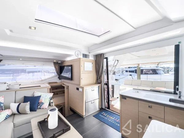 Astréa 42 - Yacht Charter Sailica