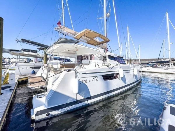 Astréa 42 - Yacht Charter Sailica