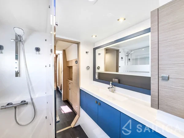Astréa 42 - Yacht Charter Sailica