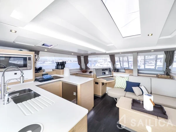 Astréa 42 - Yacht Charter Sailica