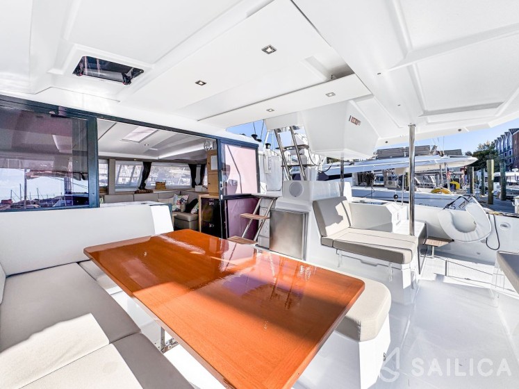 Astréa 42 - Yacht Charter Sailica