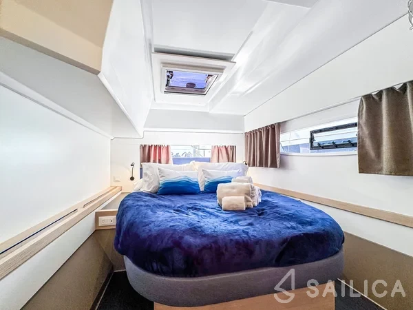 Astréa 42 - Yacht Charter Sailica