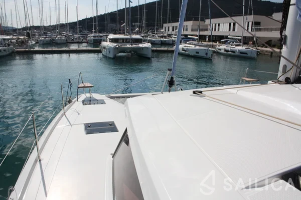 Astréa 42 - Yacht Charter Sailica