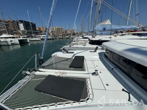 Lagoon 42 - Yacht Charter Sailica