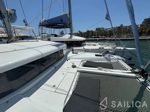 Lagoon 42 - Yacht Charter Sailica