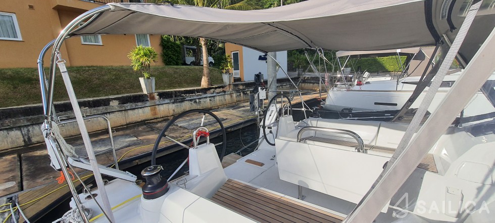 Oceanis 34.1 - Yacht Charter Sailica