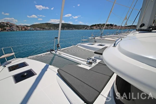 Lagoon 43 Power - Yacht Charter Sailica
