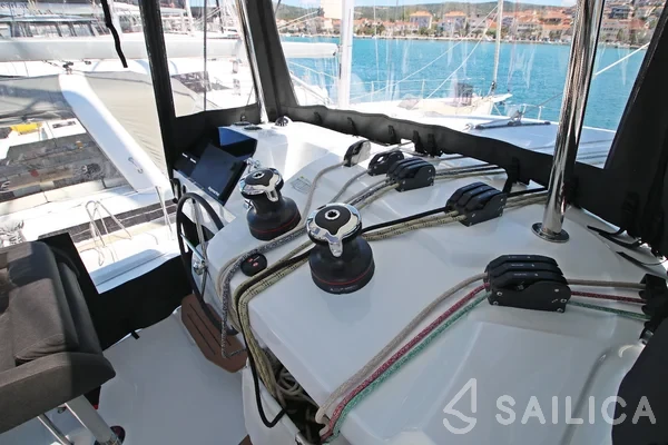 Lagoon 43 Power - Yacht Charter Sailica
