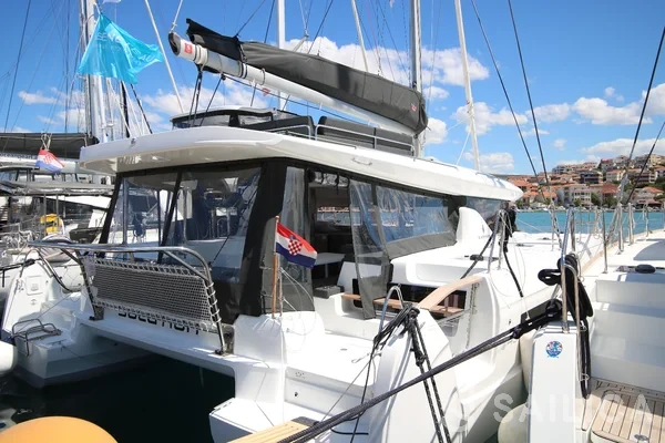 Lagoon 43 Power - Yacht Charter Sailica