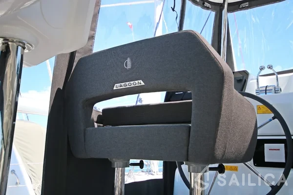 Lagoon 43 Power - Yacht Charter Sailica