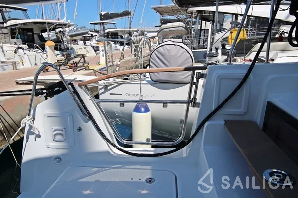 Lagoon 43 Power - Yacht Charter Sailica