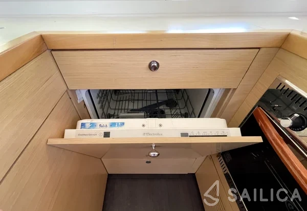 Lagoon 450  Flybridge - Yacht Charter Sailica