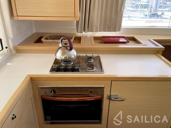 Lagoon 450  Flybridge - Yacht Charter Sailica