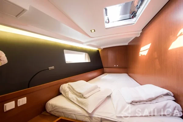 Oceanis 45 - Yacht Charter Sailica