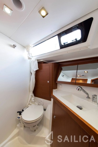 Oceanis 45 - Yacht Charter Sailica