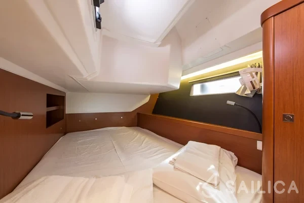 Oceanis 45 - Yacht Charter Sailica
