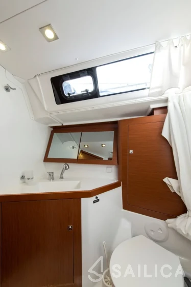 Oceanis 45 - Yacht Charter Sailica