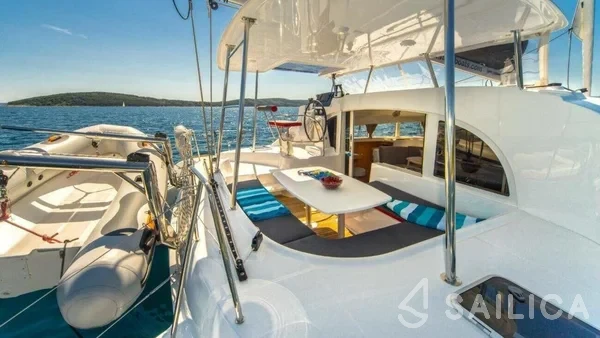 Lagoon 380 - Yacht Charter Sailica
