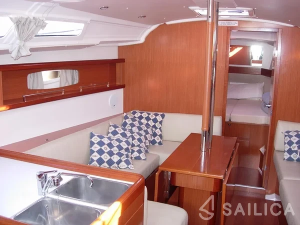 Oceanis 37 - Yacht Charter Sailica