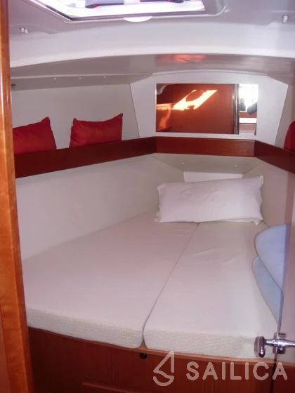 Oceanis 37 - Yacht Charter Sailica