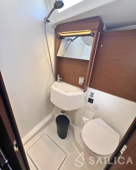 Oceanis 51.1 - Yacht Charter Sailica