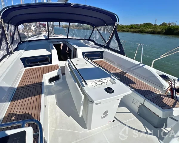 Oceanis 51.1 - Yacht Charter Sailica