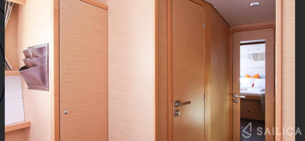 Lagoon 450  Flybridge - Yacht Charter Sailica