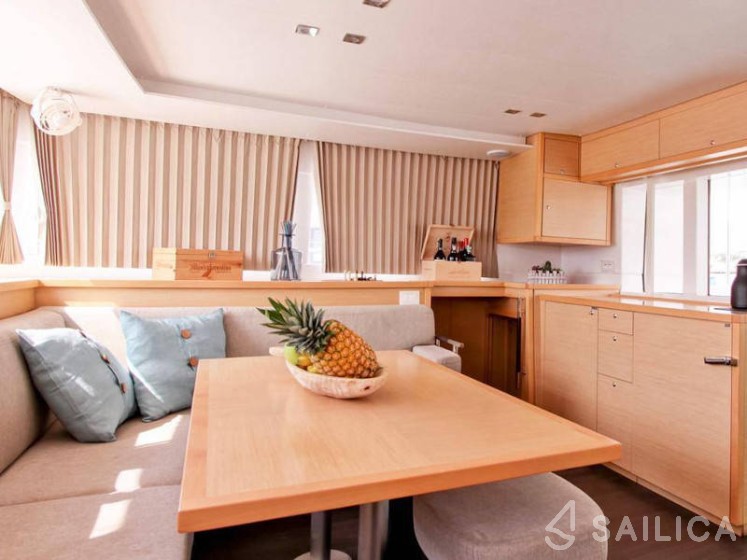 Lagoon 450  Flybridge - Yacht Charter Sailica