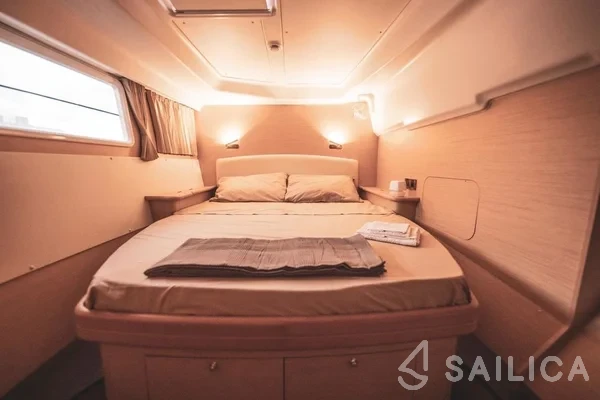 Lagoon 450  Flybridge - Yacht Charter Sailica