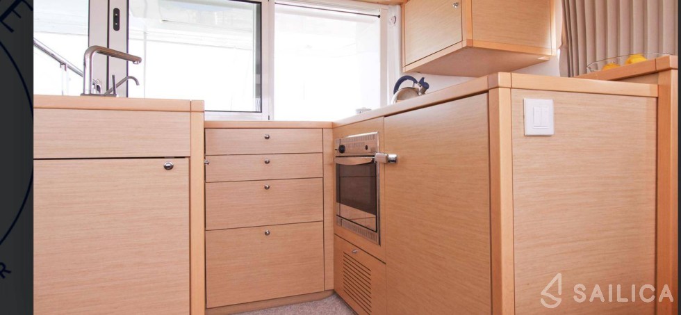 Lagoon 450  Flybridge - Yacht Charter Sailica