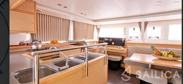 Lagoon 450  Flybridge - Yacht Charter Sailica