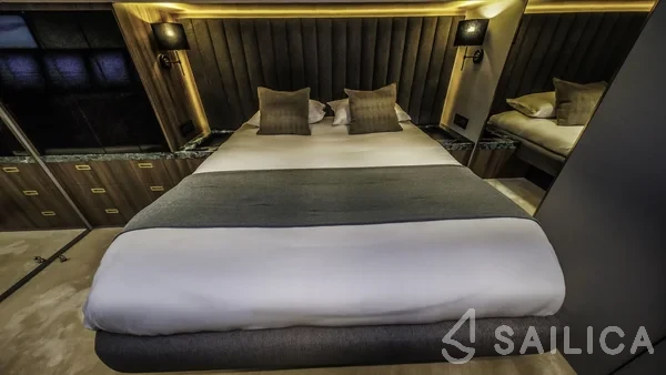 Moon Yacht 60 - Yacht Charter Sailica