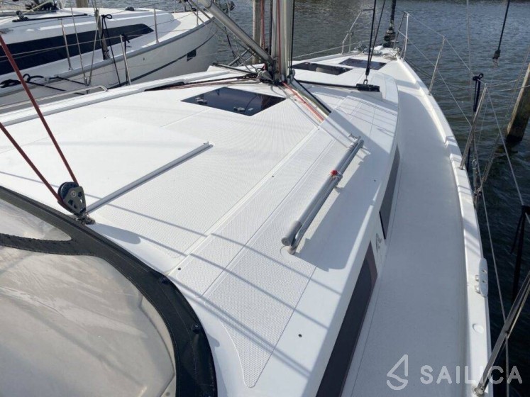 Hanse 385 - Yacht Charter Sailica