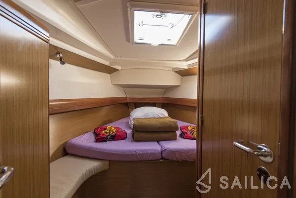 Sun Odyssey 42i - Yacht Charter Sailica